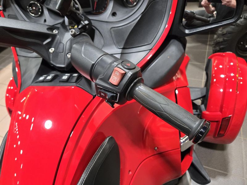 USED 2013 CAN-AM SPYDER RT Image 14
