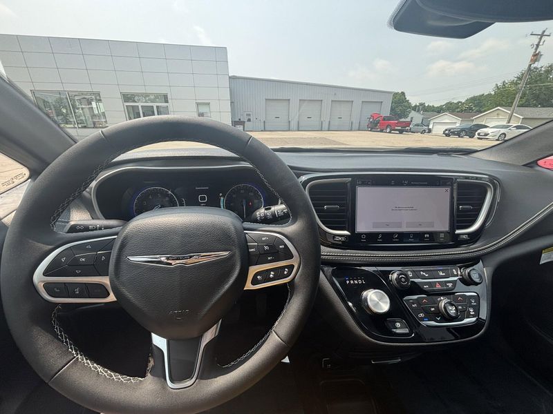 New 2025 Chrysler Pacifica SelectImage 12