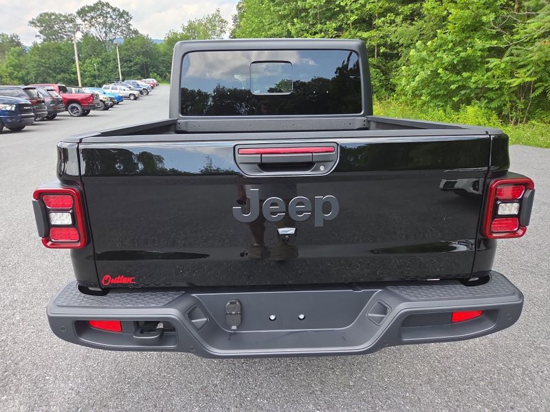 2025 Jeep Gladiator Sport S photo 3