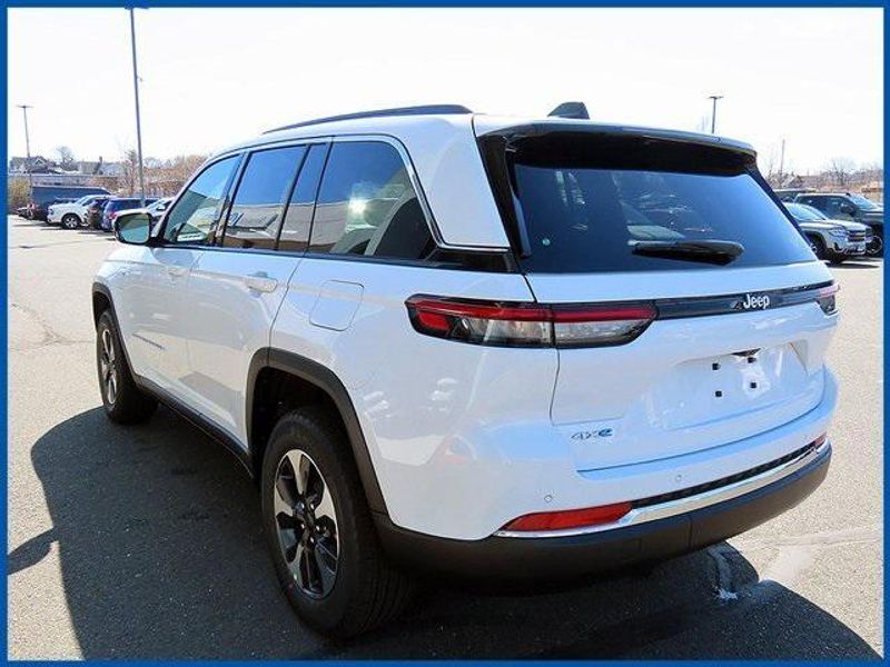 2024 Jeep Grand Cherokee 4xe Base 4xe in a Bright White Clear Coat exterior color and Global Blackinterior. Papas Jeep Ram In New Britain, CT 860-356-0523 papasjeepram.com 