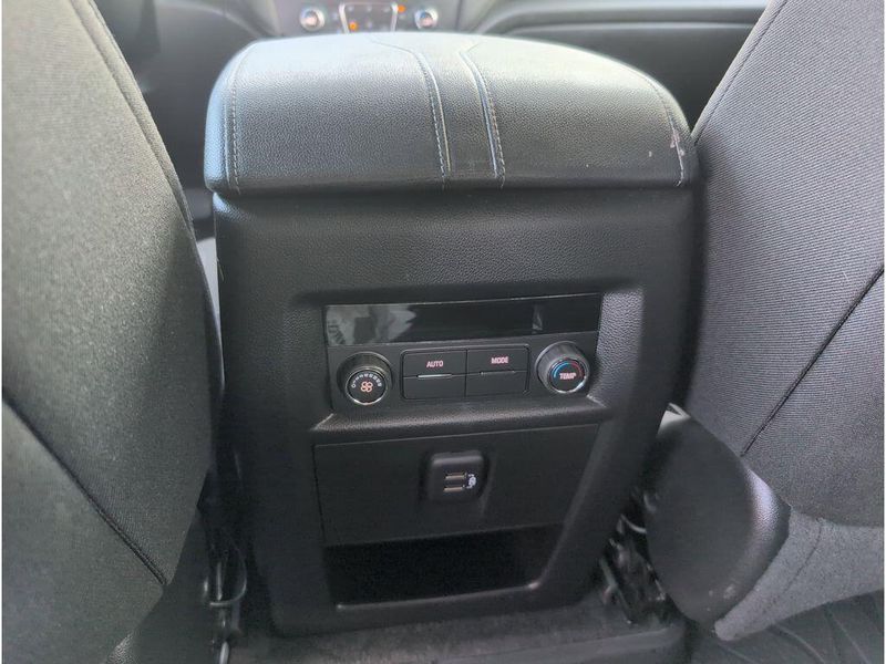 Used 2023 Chevrolet Traverse LT ClothImage 32