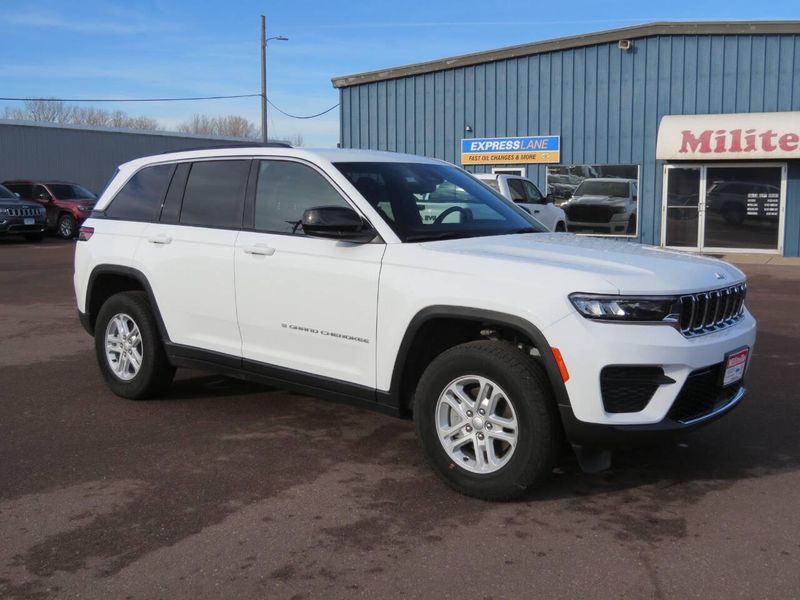 Used 2024 Jeep Grand Cherokee Laredo 4x4 4dr SUVImage 2