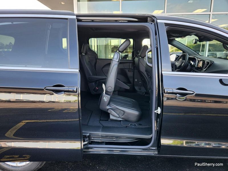 New 2027 Chrysler Pacifica Select