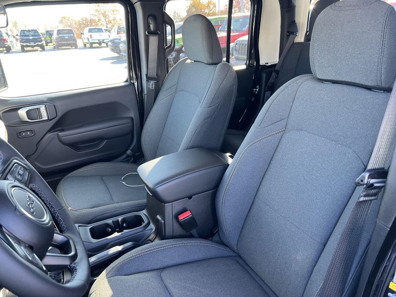 New 2026 Jeep Gladiator Sport S 4x4Image 24