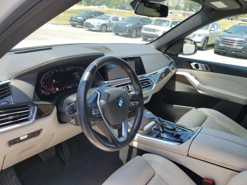 2020 BMW X5 Sports Activity Vehicle xDrive40i in a Mineral White Metallic exterior color and Ivory Whiteinterior. Johnson Dodge 601-693-6343 pixelmotiondemo.com 