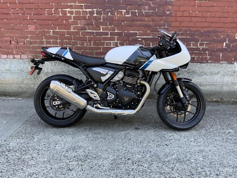2026 Triumph THRUXTON 400