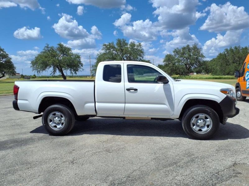 2022 Toyota Tacoma SR photo 3