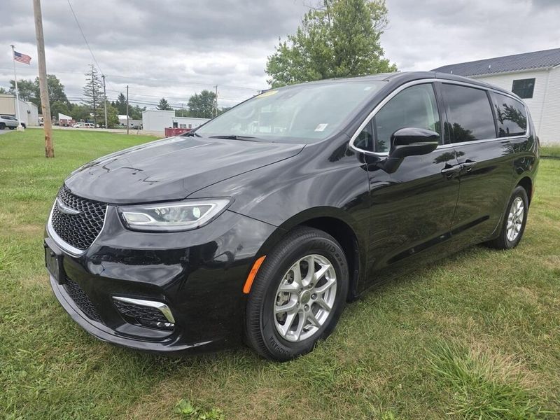 2023 Chrysler Pacifica Touring L photo 3