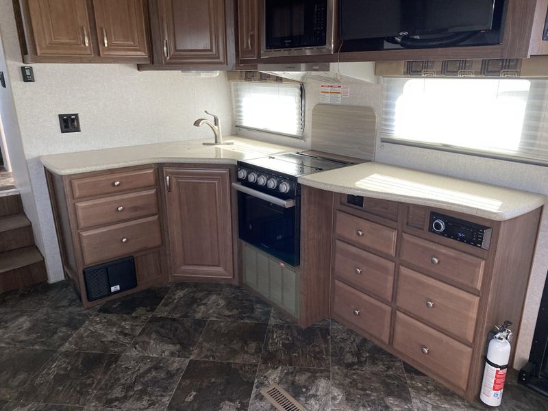 Used 2023 FOX MOUNTAIN 265RDS Image 8
