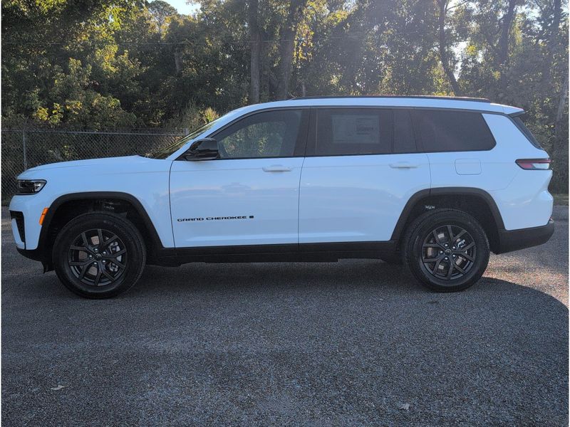 New 2027 Jeep Grand Cherokee L Laredo Altitude 4x2Image 2
