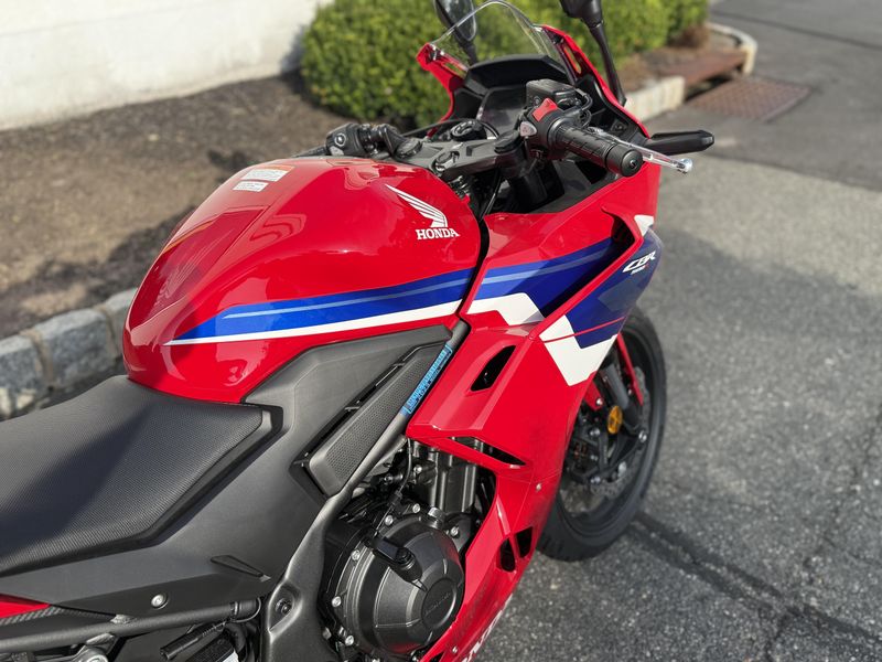 2025 Honda CBR500RImage 8