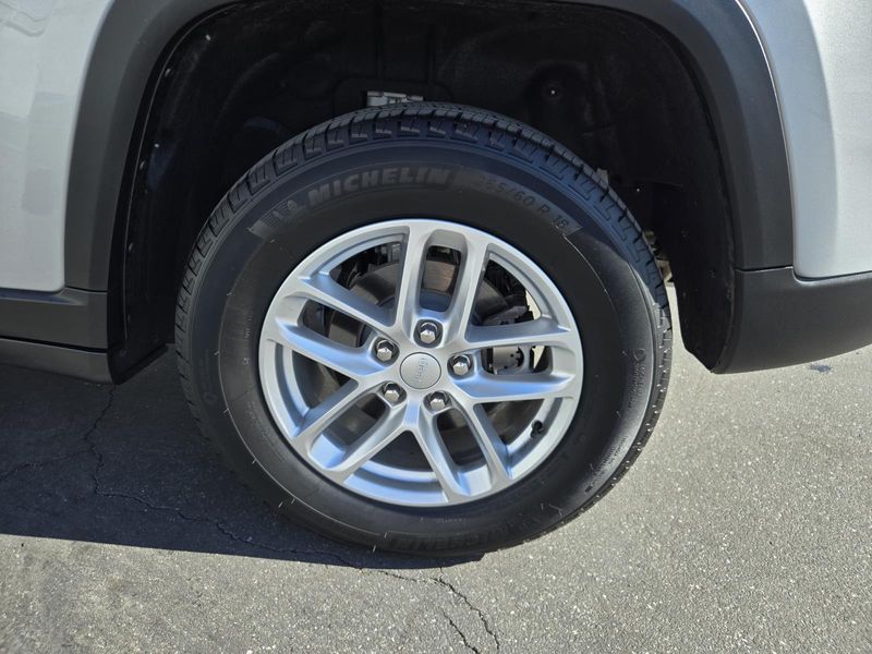 Used 2025 Jeep Grand Cherokee Laredo X 4x2