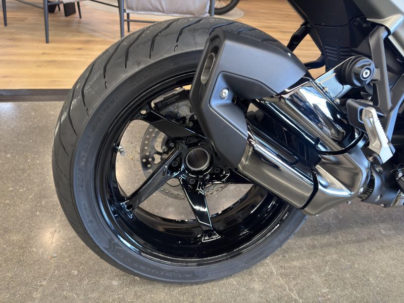 2026 BMW R 1300 R - RACING BLUE METALLIC 