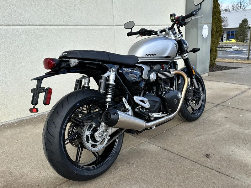 2025 Triumph SPEED TWIN 1200Image 3