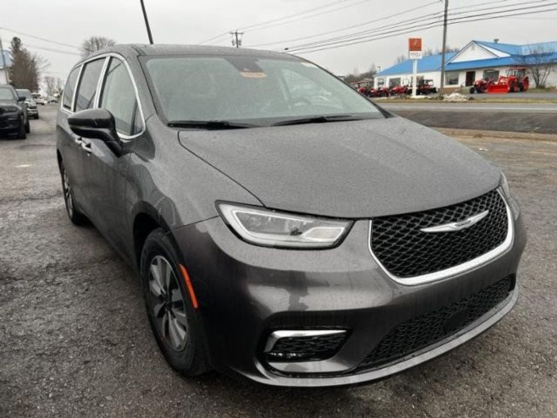 2022 Chrysler Pacifica Hybrid Touring LImage 4