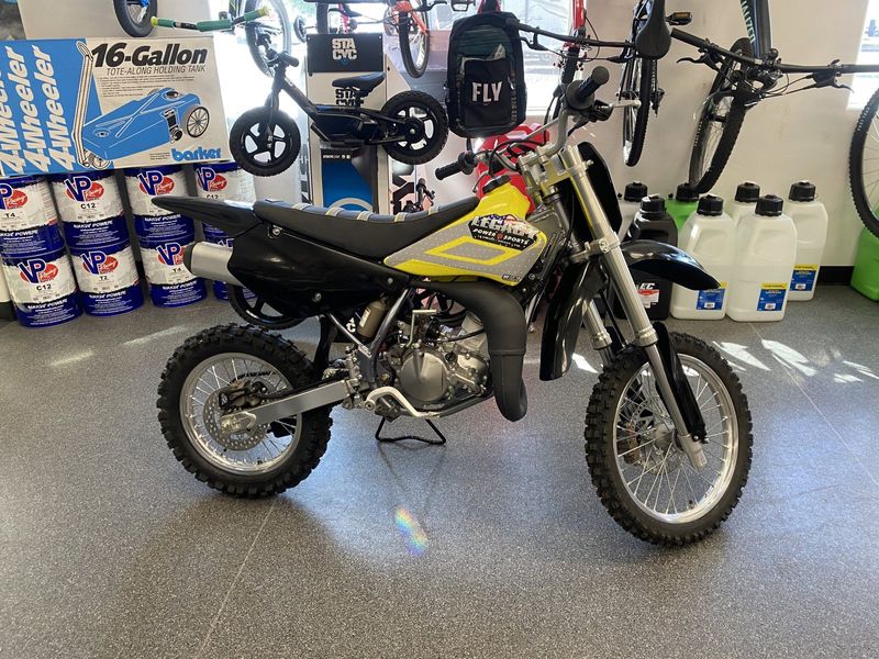 2022 Suzuki RM-85M2  in a BLACK / YELLOW exterior color. Legacy Powersports 541-663-1111 legacypowersports.net 