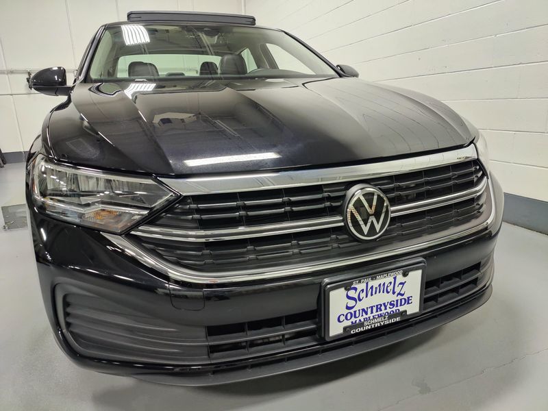 Used 2024 Volkswagen Jetta SE w/SunroofImage 2