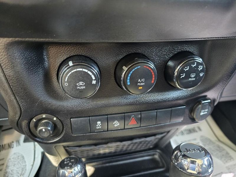 2013 Jeep Wrangler Sport photo 17