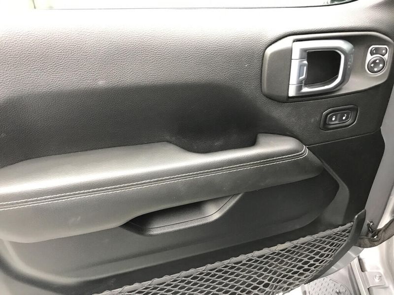 Used 2021 Jeep Gladiator OverlandImage 10