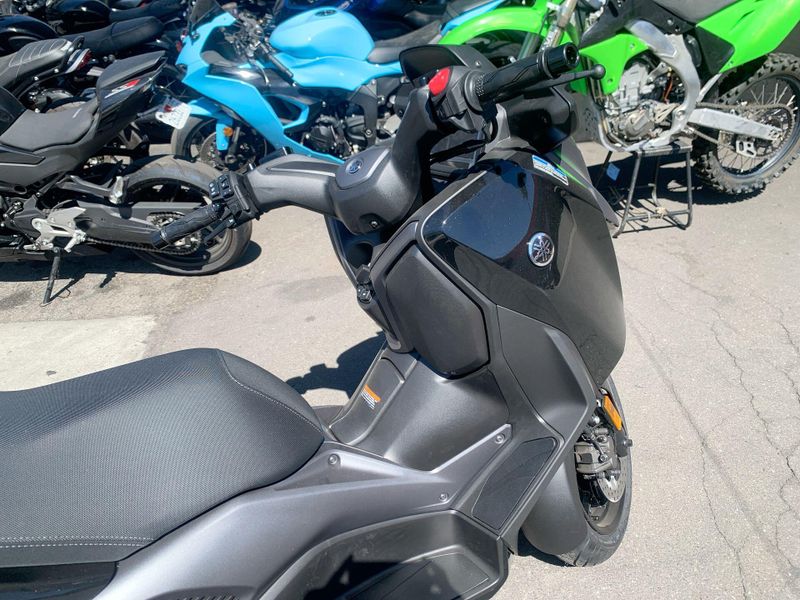 New 2025 Yamaha Xmax Image 12