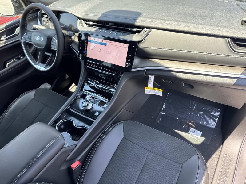 New 2026 Jeep Grand Cherokee Laredo Altitude 4x2