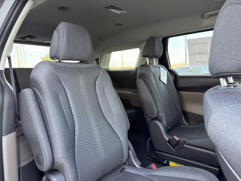 New 2027 Kia Carnival LXImage 19