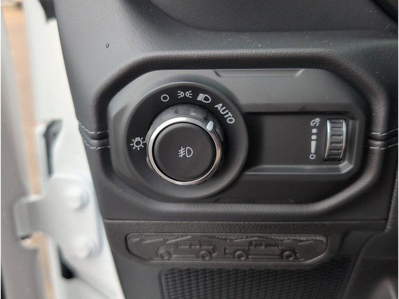 New 2025 Jeep Wrangler 4-door SaharaImage 28