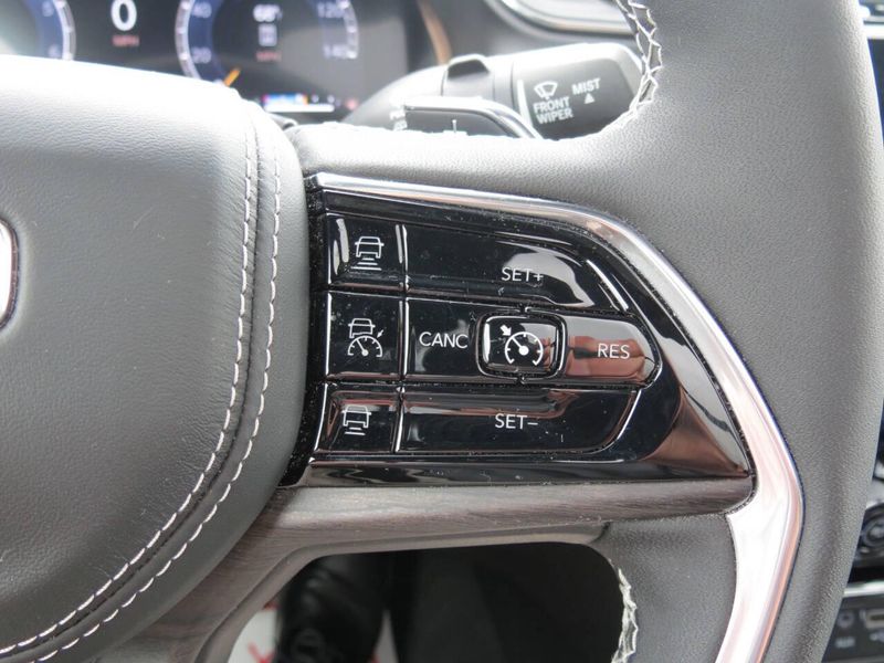 Used 2025 Jeep Grand Cherokee L Overland 4x4 4dr SUVImage 13