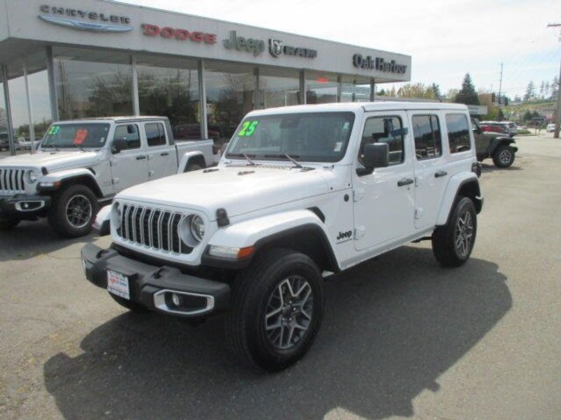 Used 2025 Jeep Wrangler SaharaImage 2