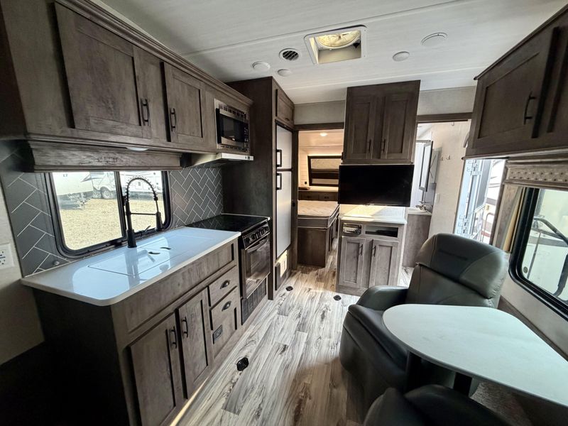 Used 2021 FOREST RIVER SANDSTORM 245GSLC Image 7
