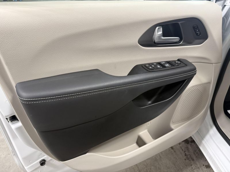 Used 2024 Chrysler Pacifica Touring LImage 19