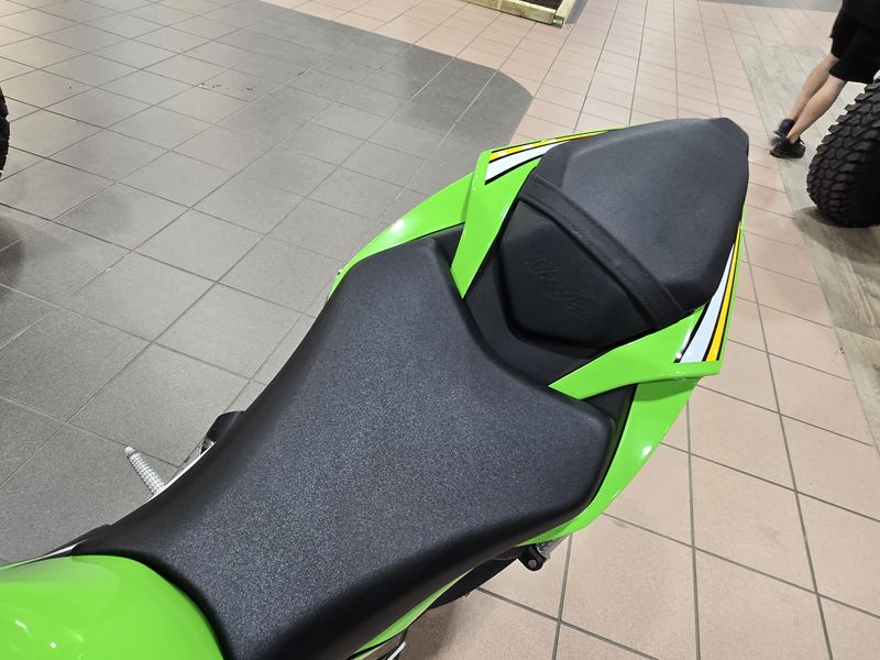 USED 2025 KAWASAKI NINJA ZX6R KRT EDITION LIME GREEN AND EBONY AND PEARL BLIZZARD WHITE Image 11