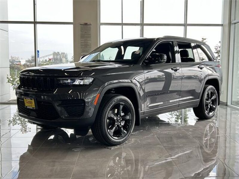 2025 Jeep Grand Cherokee Altitude photo 2