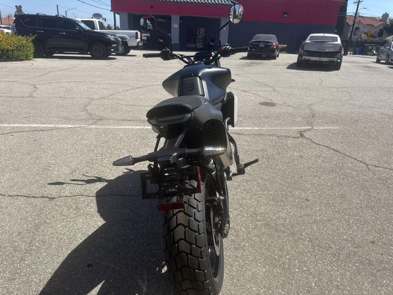 New 2025 Husqvarna SVARTPILEN 801 Image 19