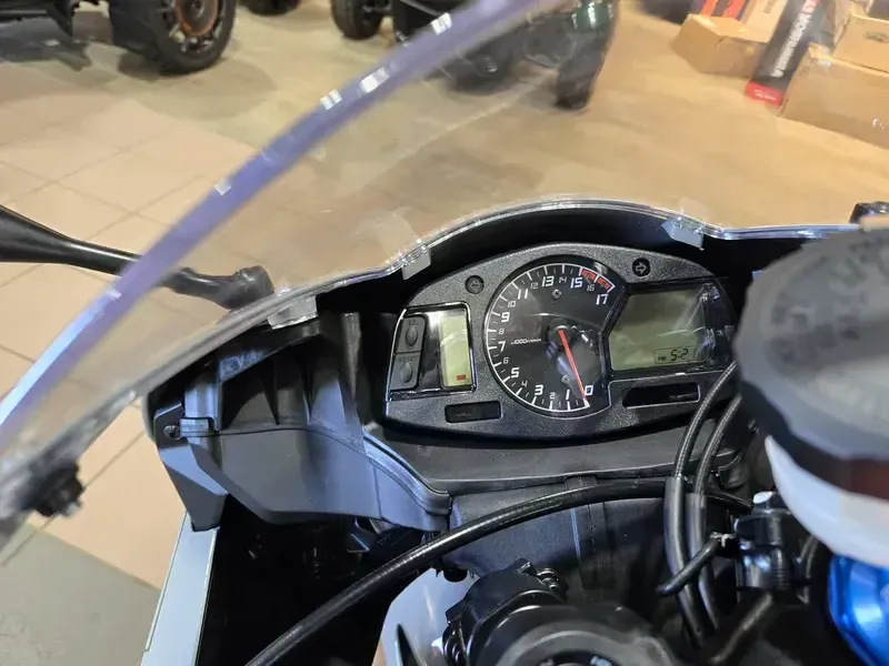 2025 Honda CBR600RR ABS DEEP PEARL GRAY Image 13
