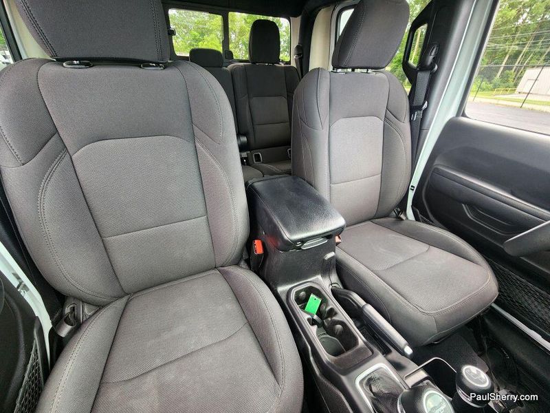 2023 Jeep Gladiator Willys photo 3