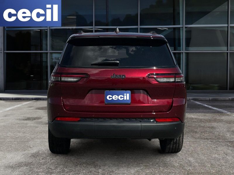 2025 Jeep Grand Cherokee Altitude photo 4