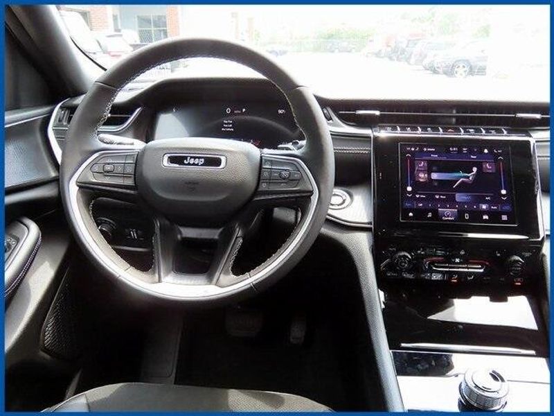 New 2025 Jeep Grand Cherokee Altitude XImage 11