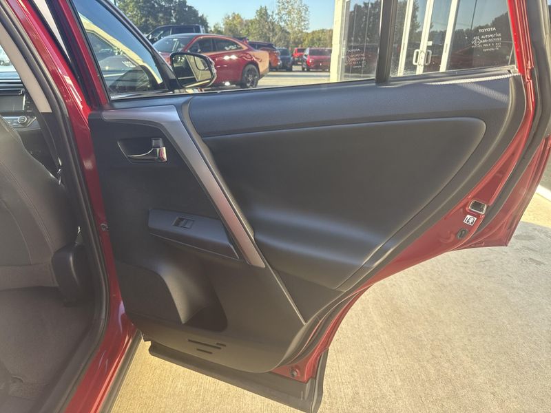Used 2018 Toyota RAV4 Hybrid XLEImage 14