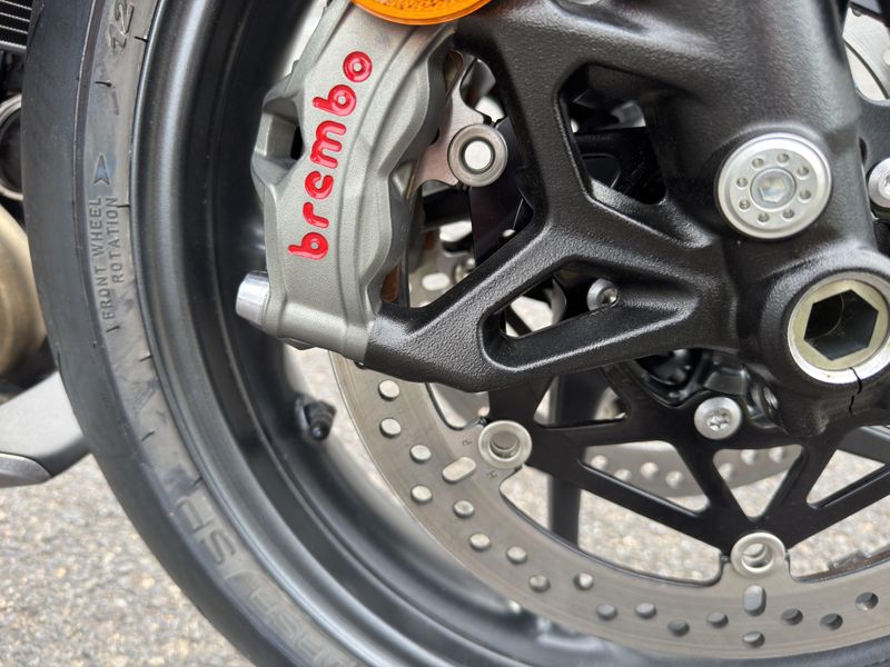 2025 Triumph Street Triple 765 RS - SILVER ICE 