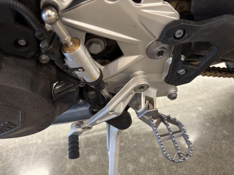 2025 BMW F 900 GS - LIGHT WHITE RACING BLUE RACING RED 