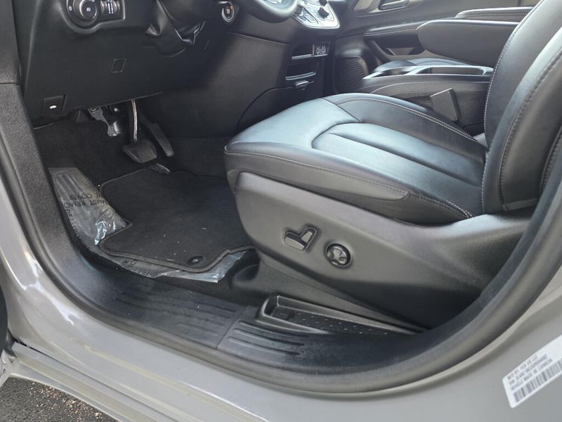 Used 2025 Chrysler Pacifica Select