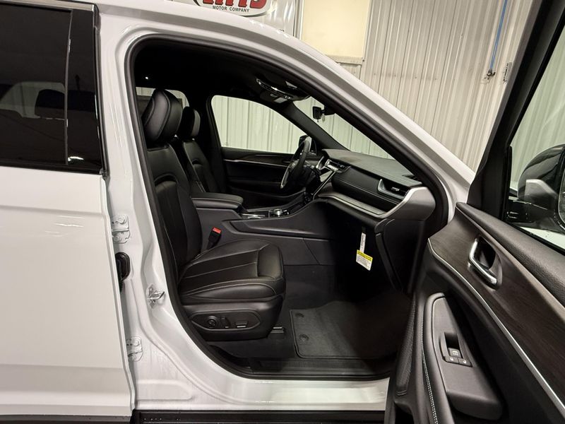 New 2025 Jeep Grand Cherokee Limited 4x4Image 15