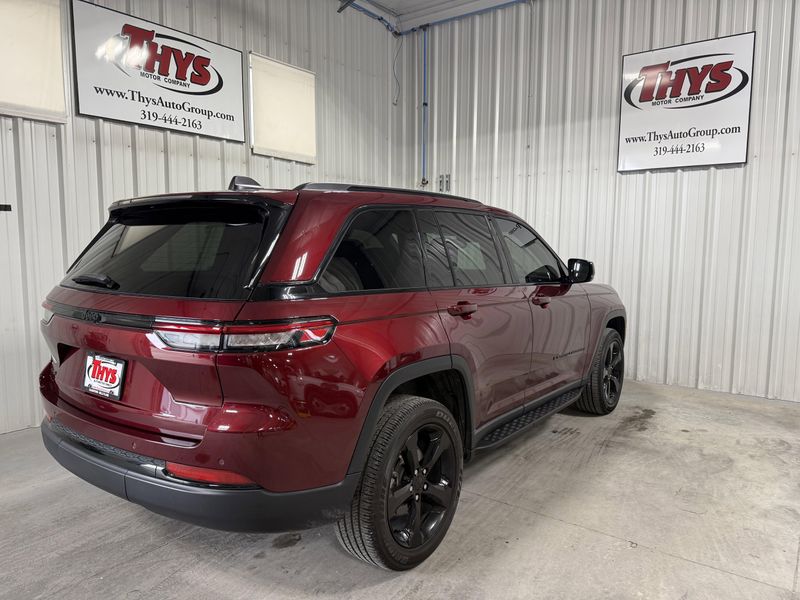 Used 2024 Jeep Grand Cherokee AltitudeImage 3