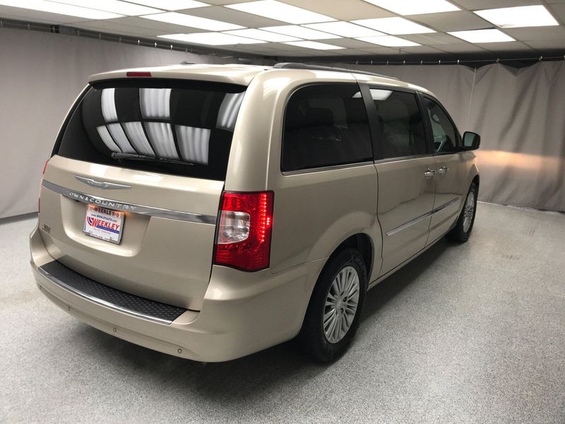 2015 Chrysler Town & Country Touring-LImage 18