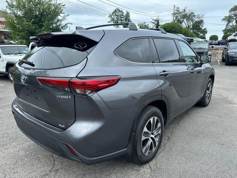 2021 Toyota Highlander XLE photo 12