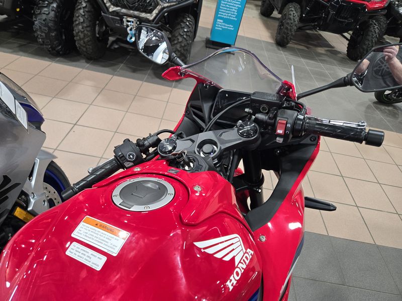 2025 Honda CBR650R ECLUTCH GRAND PRIX RED Image 10