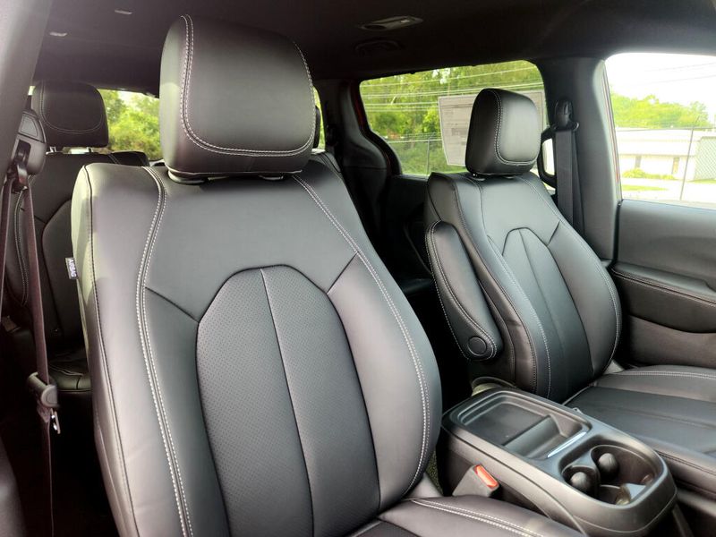 New 2027 Chrysler Pacifica Select