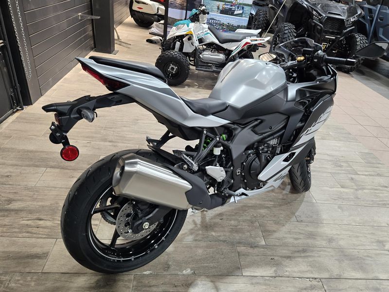 2025 Kawasaki NINJA ZX4RR ABS METALLIC MATTE WHITISH SILVER AND METALLIC FLAT SPARK BLACK Image 3