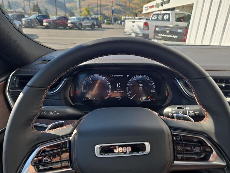 2025 Jeep Grand Cherokee Summit photo 12